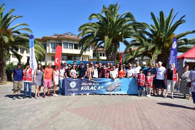 İstanbullu yüzücüler, otizm farkındalığı için 5 kilometre kulaç attı