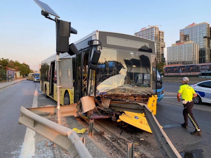 Üsküdar’da servis aracının sıkıştırdığı İETT otobüsü bariyerlere ok gibi saplandı