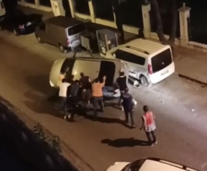 Zeytinburnu’nda yan yatan otomobilde sıkışan sürücüyü arkadaşları kurtardı
