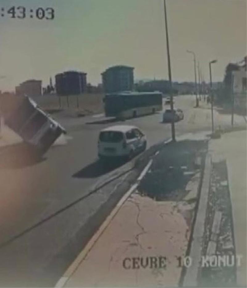 Sultanbeyli’de İETT  otobüsüne yandan çarpan kamyonetin yan yattığı anlar kamerada