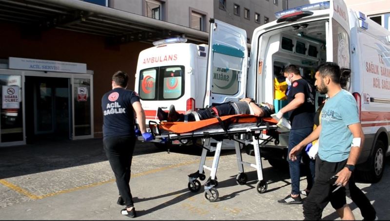 Silivri’de minibüsle çarpışan otomobil takla attı: 3 yaralı
