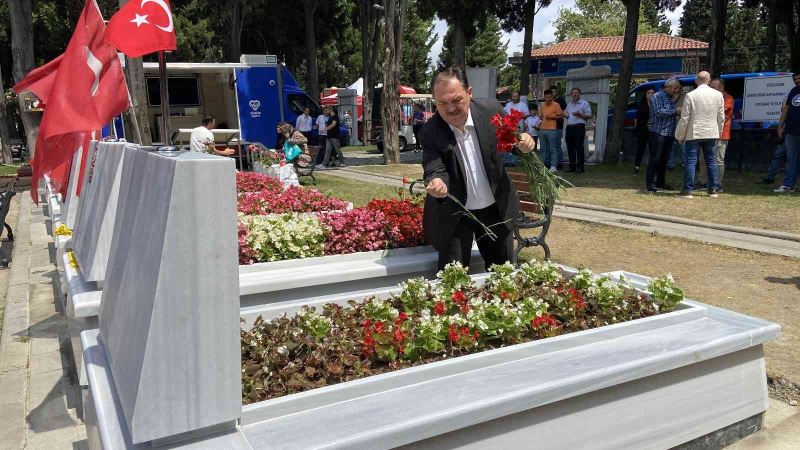 Edirnekapı Şehitliği’ni ziyaret eden aileler duygu dolu anlar yaşadı
