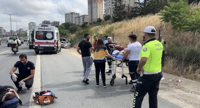 Ataşehir TEM Otoyolunda bozulan aracı itekleyen 2 kişiye araç çarptı: 3 yaralı