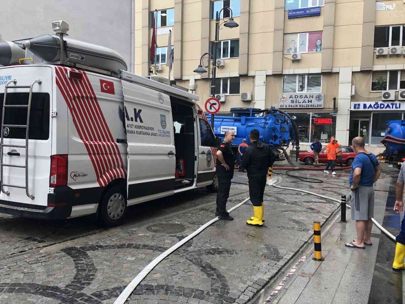 Silivri’de dükkanları su bastı