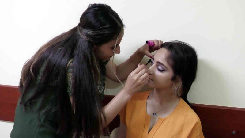Kadınlar, Temel Makyaj Kursu’nda kendilerini geliştiriyor
