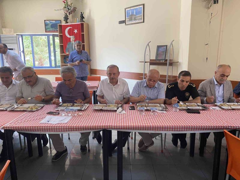 Kartal Cemevi’nde Muharrem ayı dolayısıyla vatandaşlara lokma dağıtıldı