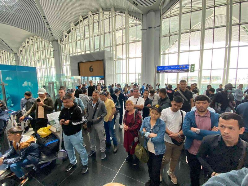 Ülkelerine gidemeyen Türkmen vatandaşları Havalimanı’nda bekliyor
