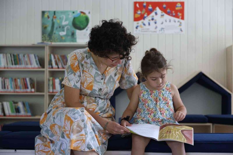 Kadıköy’de 4 yaşındaki kitapseverin kütüphane kartı mutluluğu