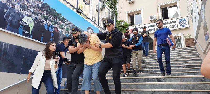 İstanbul’da otomobillerin beyinlerini değiştirip çalan çete üyeleri böyle yakalandı
