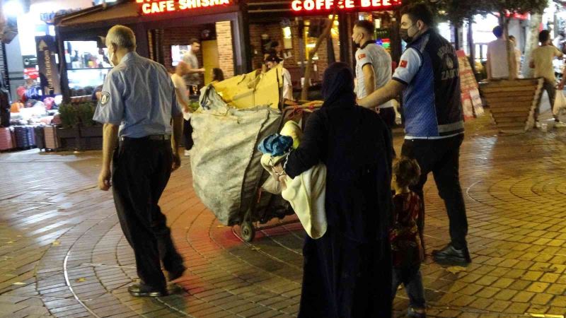 Kadın dilenci zabıtaya aynı yerde ikinci kez yakalandı, yine para cezası kesildi