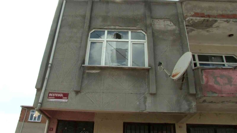 Arnavutköy’de tavuklarını çaldığını iddia ettiği genci şikayet eden kadının evi taşlandı