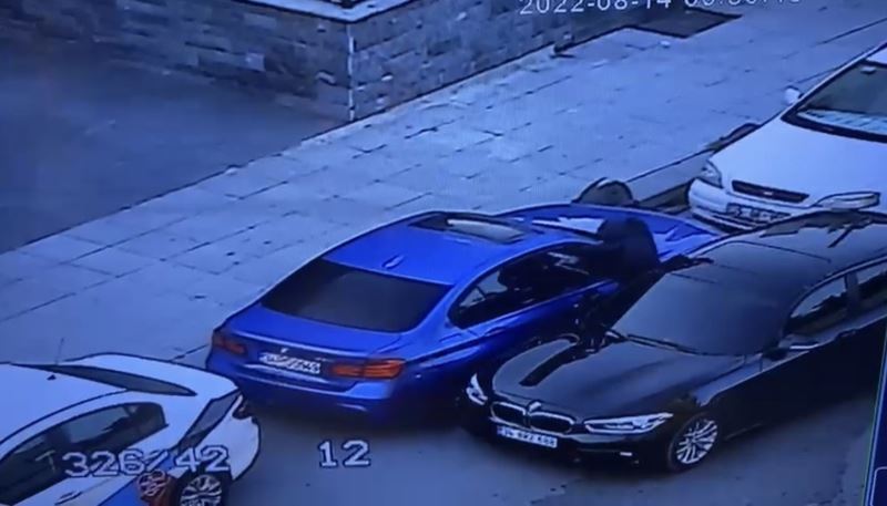 İstanbul’da lüks otomobillerden ön konsol hırsızlığı kamerada