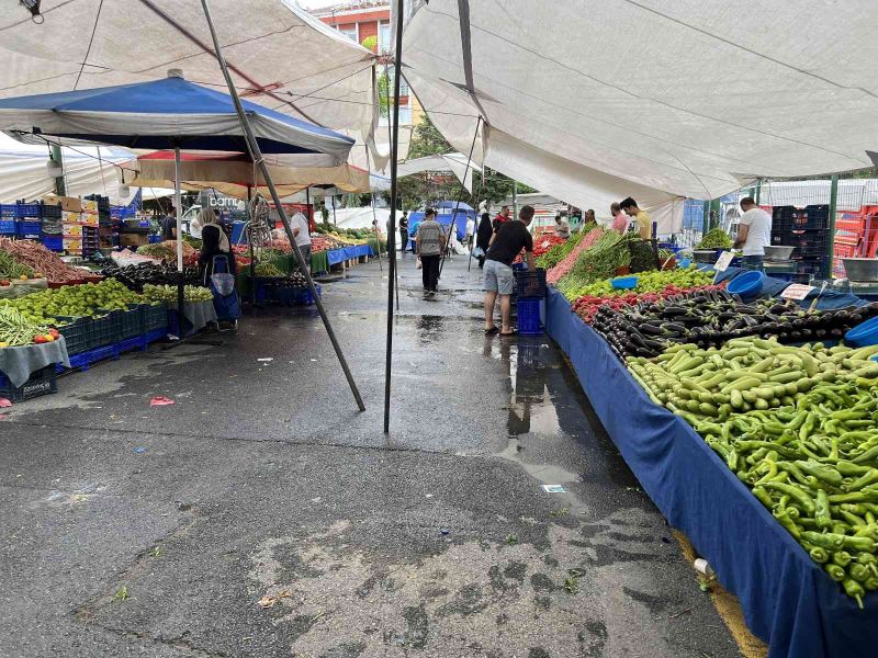 Sağanak yağışın etkisiyle semt pazarları boş kaldı
