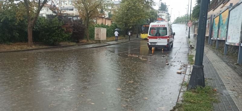 Üsküdar’da yollar göle döndü: 1 araç mahsur kaldı, yolcu fenalaştı