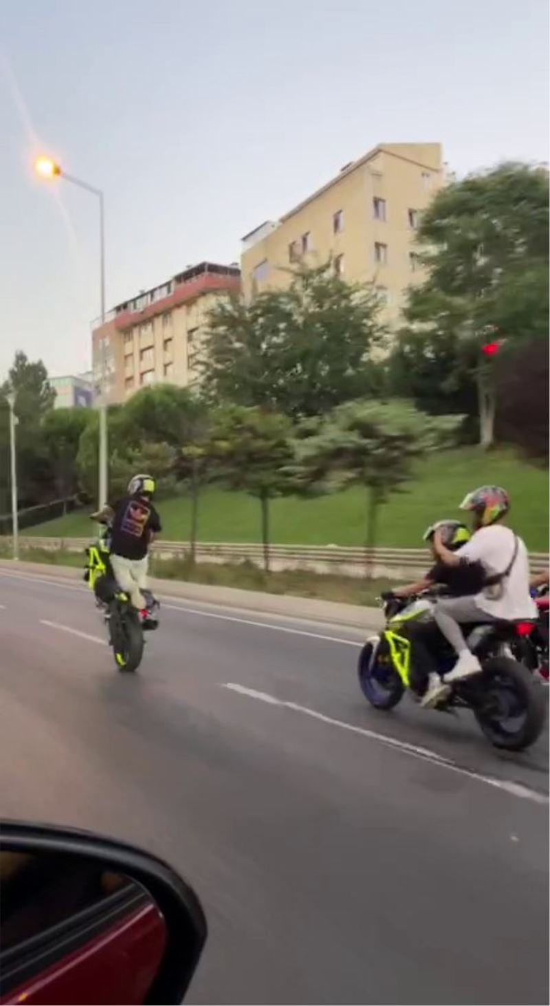 Şişli’de trafikte tek teker motosiklet şov kamerada