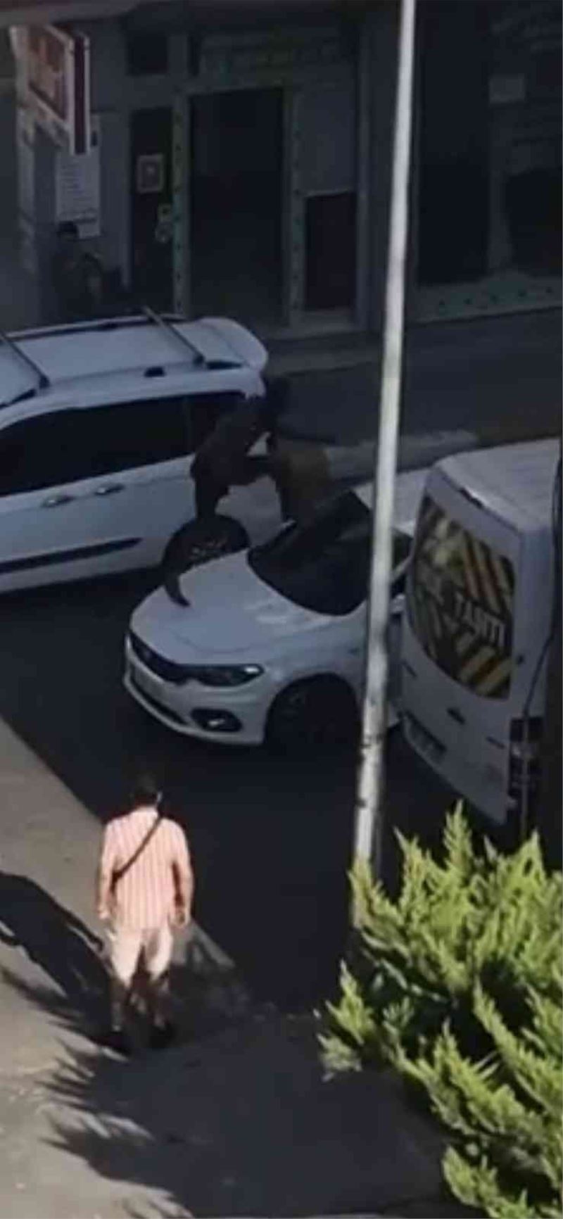 Sinir krizi geçirdi ortalığı birbirine kattı