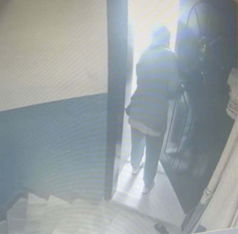 İstanbul’da kadın hırsızlar kamerada: Okula başlayacak çocuğun kumbarasını çaldılar