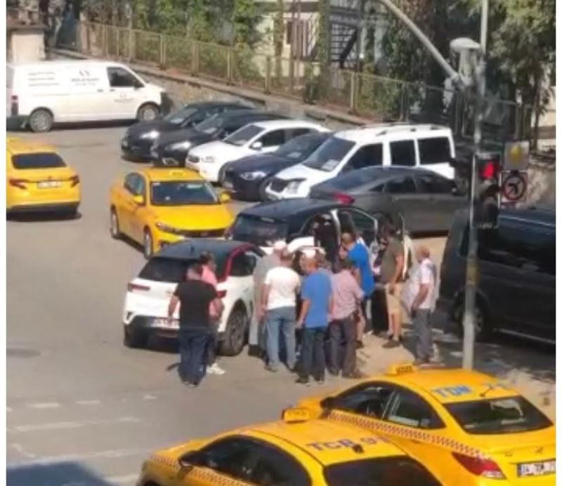 Kartal’da taksiciyle yabancı uyruklu sürücünün yol verme kavgası kamerada