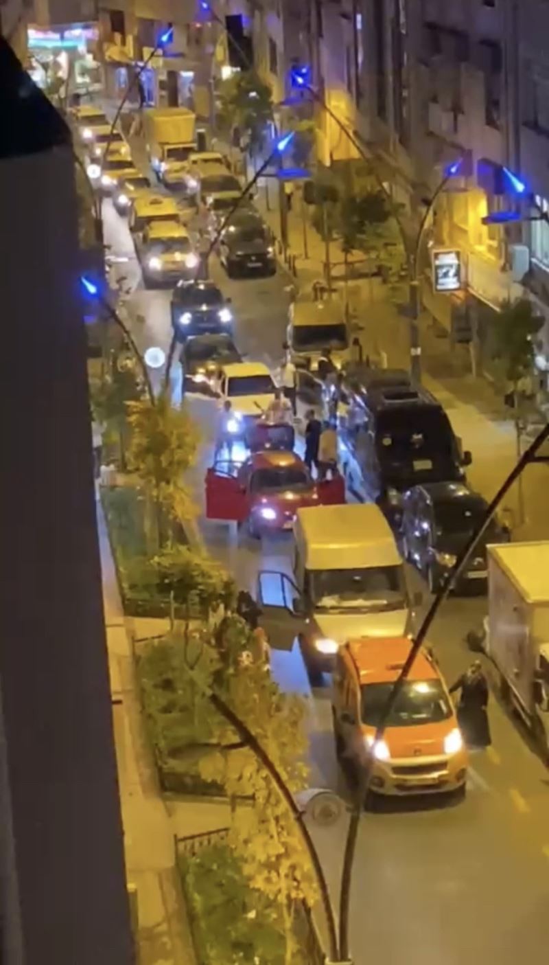 Kağıthane’de asker eğlencesinde konvoy yapan bir grup caddeyi trafiğe kapatarak eğlendi
