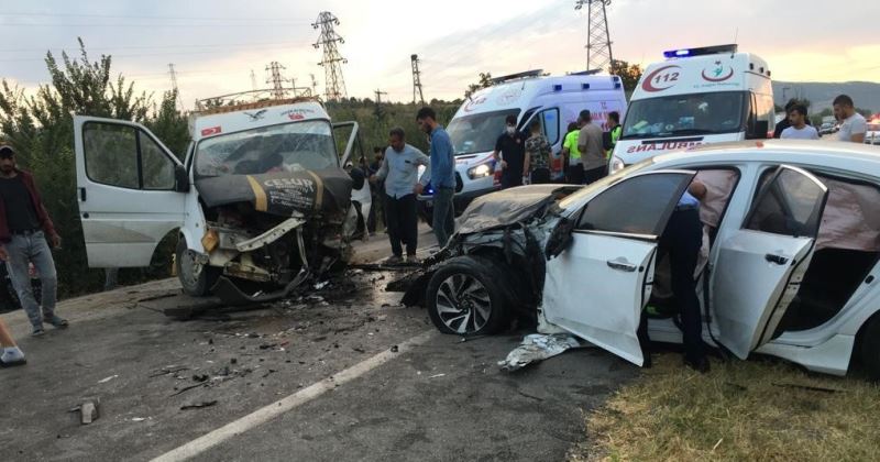 Amasya’da tarım işçilerini taşıyan minibüsle otomobil çarpıştı: 20 yaralı