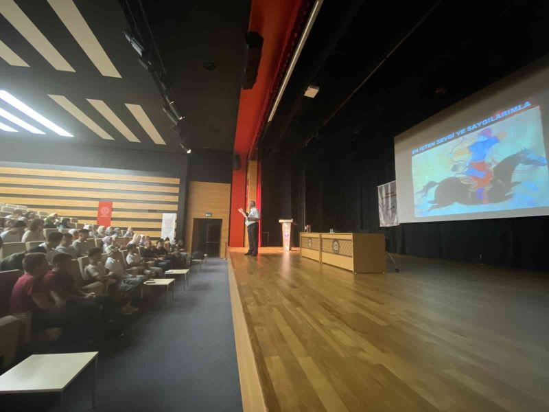 Pendik’te, yurt dışından gelen öğrencilere ‘Türk Kültürü ve Dünyası’ konferansla anlatıldı
