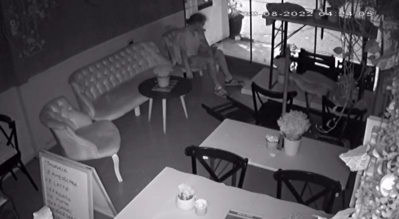 Fatih’te gece vakti kafeye giren şüphelinin sergilediği ilginç hareketleri kamerada