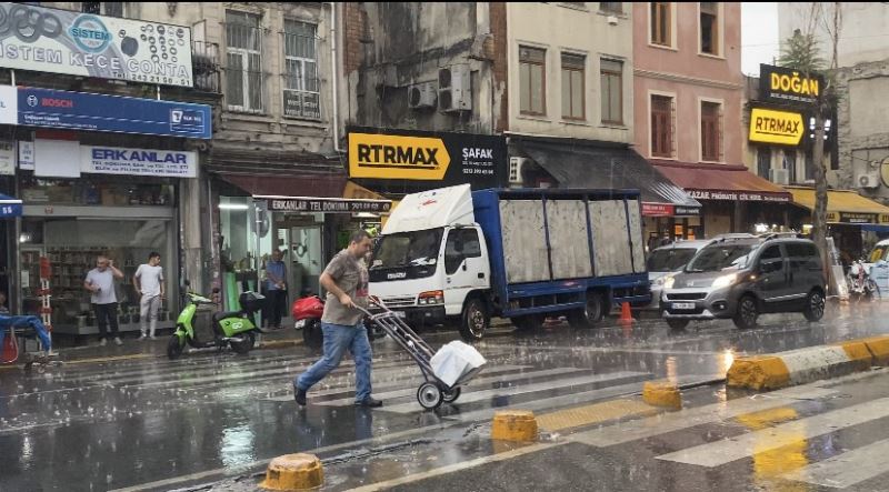 Karaköy’de sağanak yağış etkili oldu
