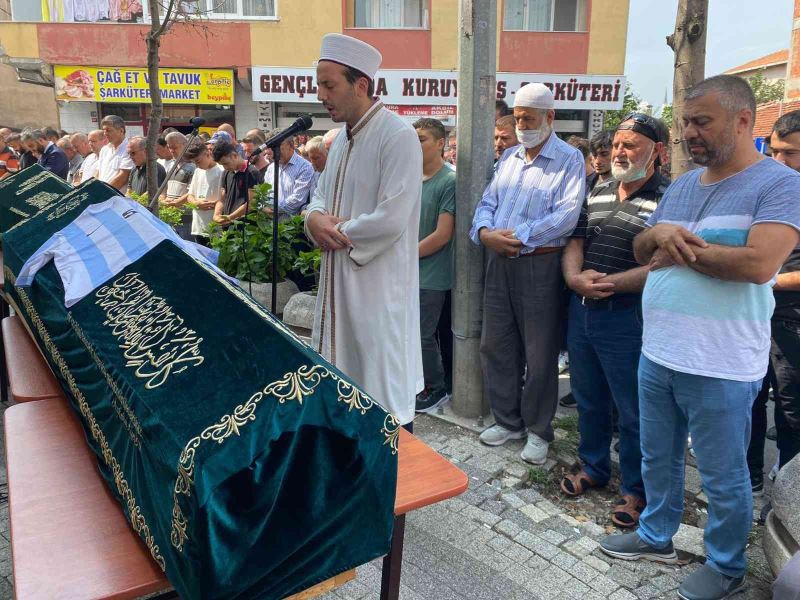 Sarıyer’de denizde dalgalara kapılarak boğulan baba-oğul Ümraniye’de son yolculuğuna uğurlandı