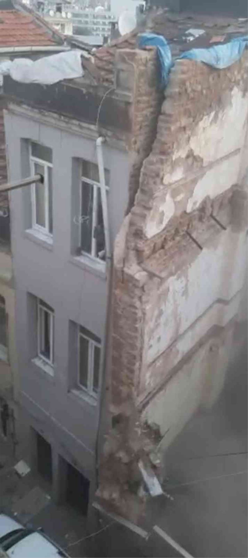 Beyoğlu’nda metruk bina duvarının çökme anı kamerada
