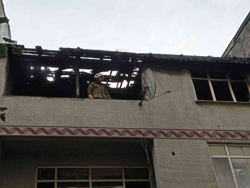 Sultangazi’de korkutan yangın: İtfaiye ekipleri diğer binalara sirayeti güçlükle engelledi

