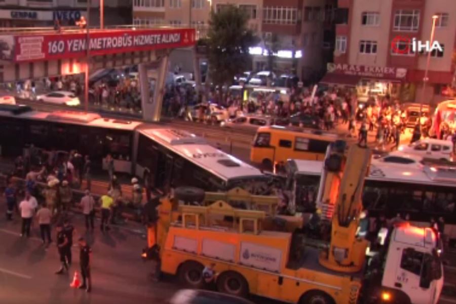 Kaza yapan metrobüsler kaldırıldı, seferler normale döndü