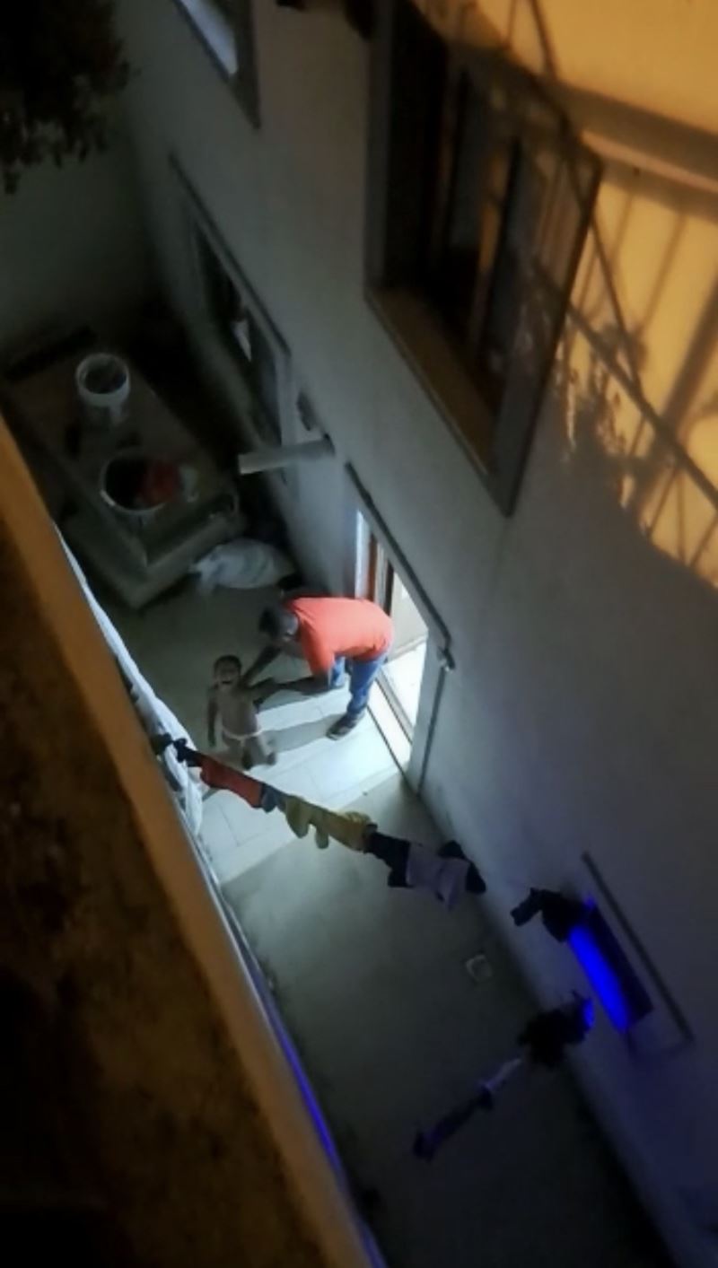 İstanbul’da dehşet anları kamerada: Evi dağıtan çocuklarını sopayla dövdü