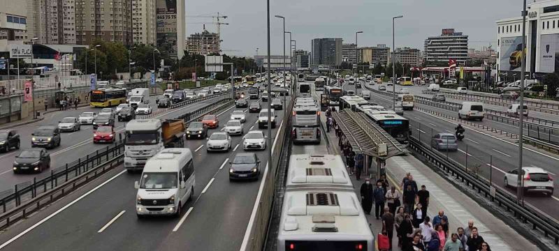 Okullar açıldı, İstanbul’da trafik yoğunluğu yüzde 58’e ulaştı
