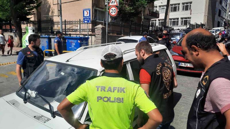 Beyoğlu ve Esenler’de okul önlerinde asayiş uygulaması: Araçlar durdurulup didik didik arandı
