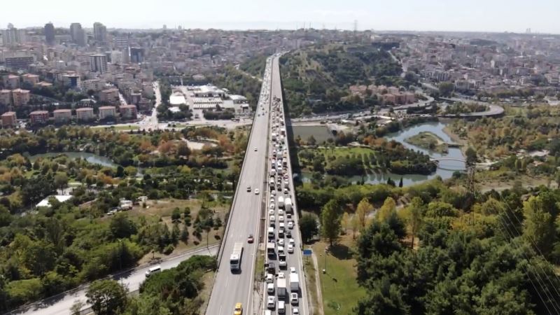 Sadabad Viyadüğü’nde kamyonet devrildi: Kilometrelerce trafik oluştu