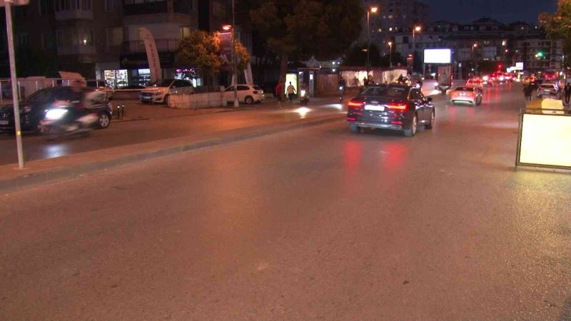 Kadıköy’de otomobile çarpan moto kurye yerde metrelerce sürüklendi