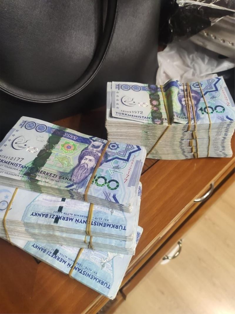 İstanbul’da sahte para operasyonu: Piyasaya sahte Türkmen parası sürmeye çalışan 15 şüpheli yakalandı
