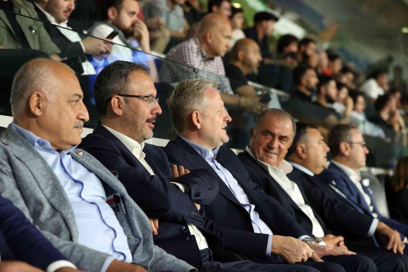 Bakan Kasapoğlu, Başakşehir- Fiorentina maçını seyretti
