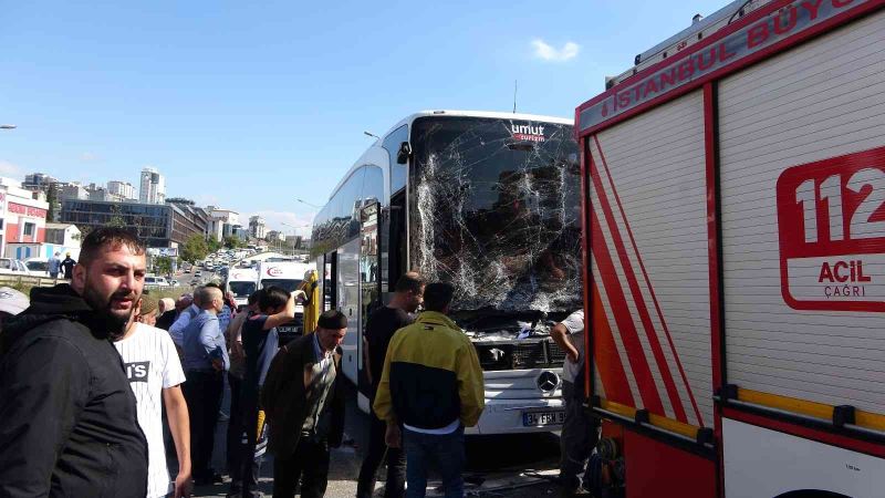 Pendik’te yolcu otobüsüyle kamyon çarpıştı: 2 yaralı
