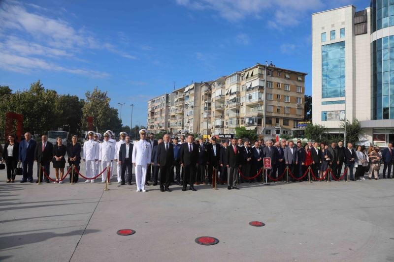 Gaziler Günü dolayısı ile Kartal’da Atatürk Anıtı’na çelenk sunuldu
