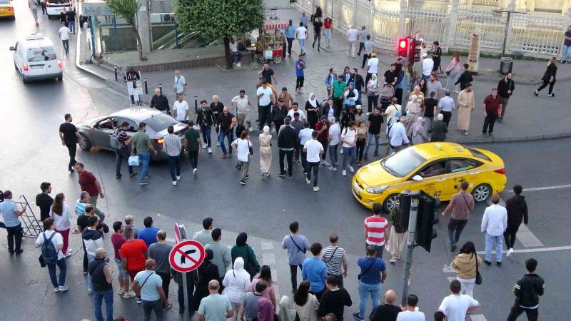 Fatih’te kırmızı ışığa aldırmadan yolun karşısına geçen yayalar kamerada