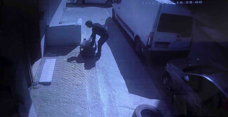 Sultangazi’de tabldot hırsızlığı kamerada