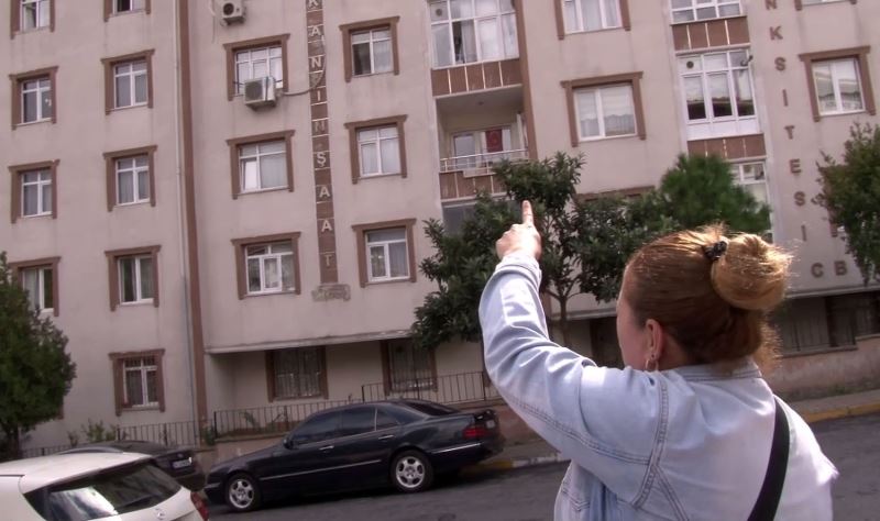 Küçükçekmece’de cama çıkan çocuk korkuttu
