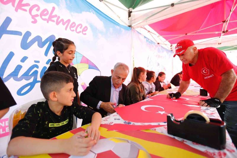 Küçükçekmece’de Uçurtma Şenliği renkli görüntülere sahne oldu