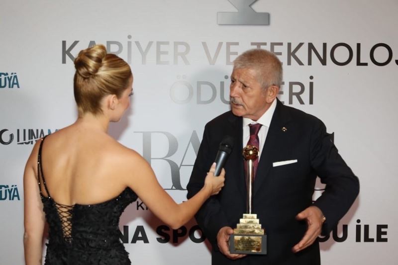 Mehmet Sarı’ya ‘en başarılı belediye başkanı’ ödülü