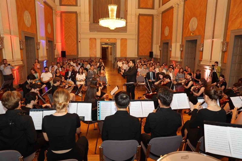 İki kardeş belediyenin orkestrası Dünya Barış Günü adına çaldılar