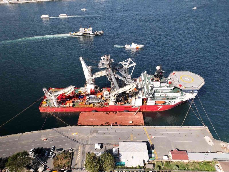 Kabloları denizin tabanına döşeyecek gemi İstanbul’a demirledi