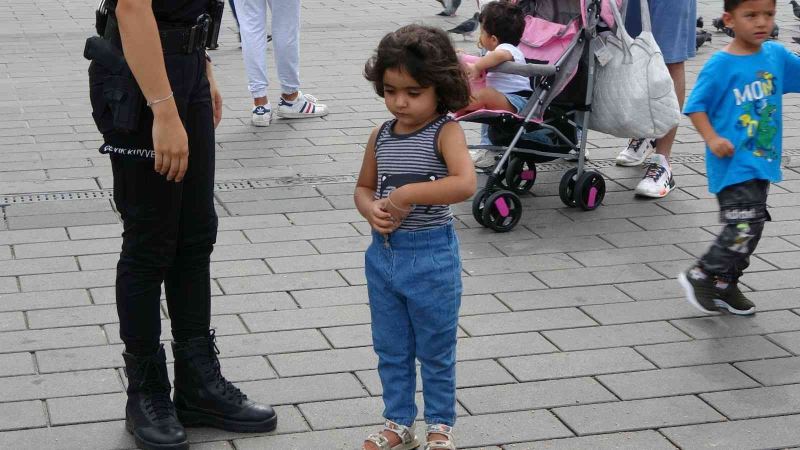 Taksim Meydanı’nda kaybolan 4 yaşındaki İranlı çocuğa çevik kuvvet ekipleri sahip çıktı