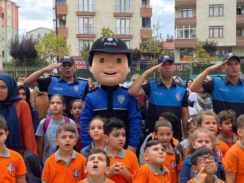 Ümraniye’de, Polis maskotu ‘Cesur’, çocuklarla buluştu
