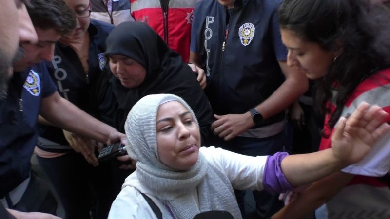 Esnaf ziyareti sırasında engelli kız ve annesinden Akşener’e tepki
